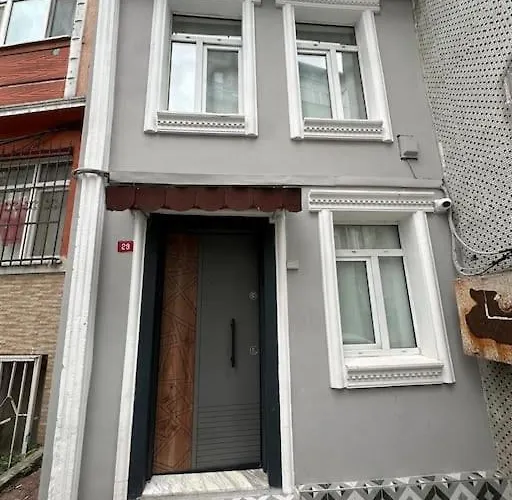 Tarihi Yarimada Fatihte Iki Katli Muestakil Ev